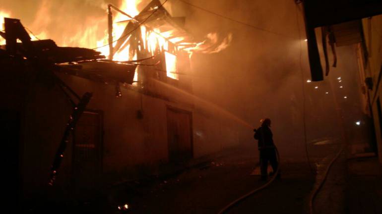 La conflagración destruyó un inuemble que estaba solo en ese momento. Su dueña está fuera del municipio. 