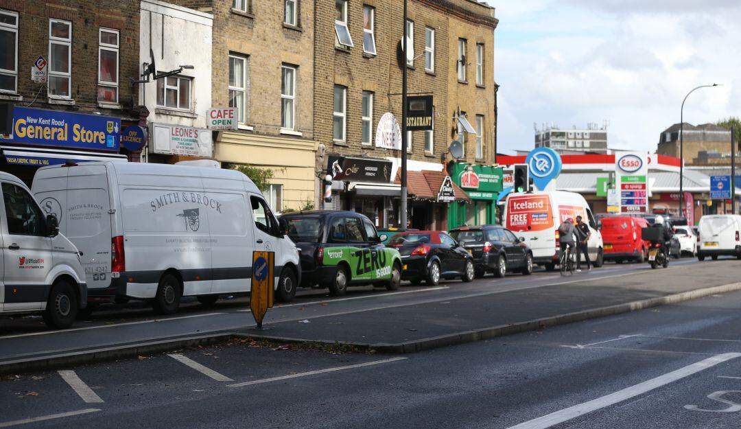 Fila de vehículos a la espera de tanquear en medio del pánico por desabastecimiento de gasolina en Reino Unido. 