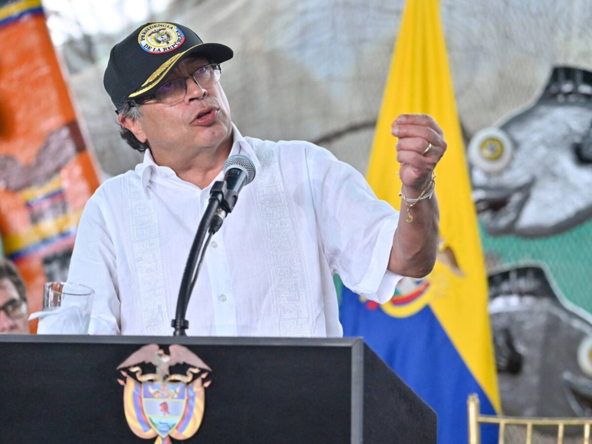 Petro ofrece a Colombia como mediador en la situación en Perú