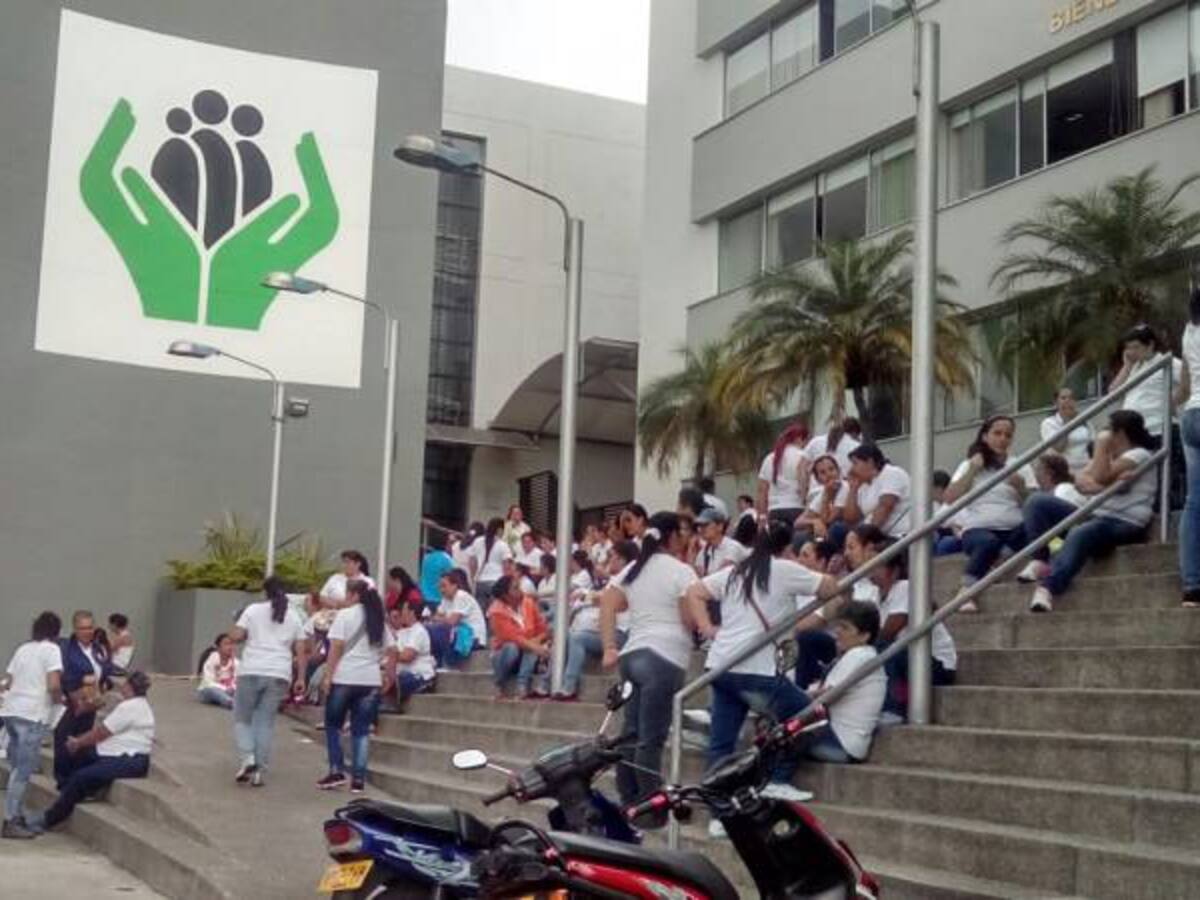 En Armenia madres comunitarias exigen derechos con protesta en sede del ICBF