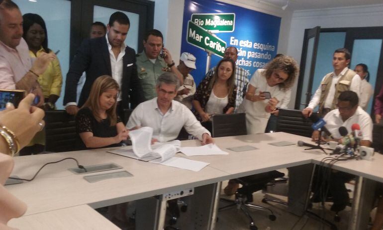 La alcaldesa Elsa Noguera y el ministro de justicia Yesid Reyes firman el convenio que pondrá en marcha la URI Zonal Sur-occidente en Barranquilla.