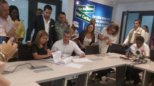 La alcaldesa Elsa Noguera y el ministro de justicia Yesid Reyes firman el convenio que pondrá en marcha la URI Zonal Sur-occidente en Barranquilla.