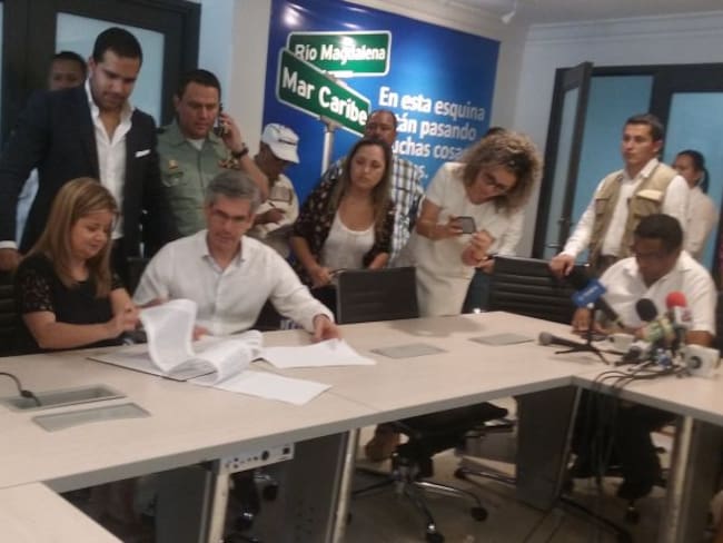 La alcaldesa Elsa Noguera y el ministro de justicia Yesid Reyes firman el convenio que pondrá en marcha la URI Zonal Sur-occidente en Barranquilla.