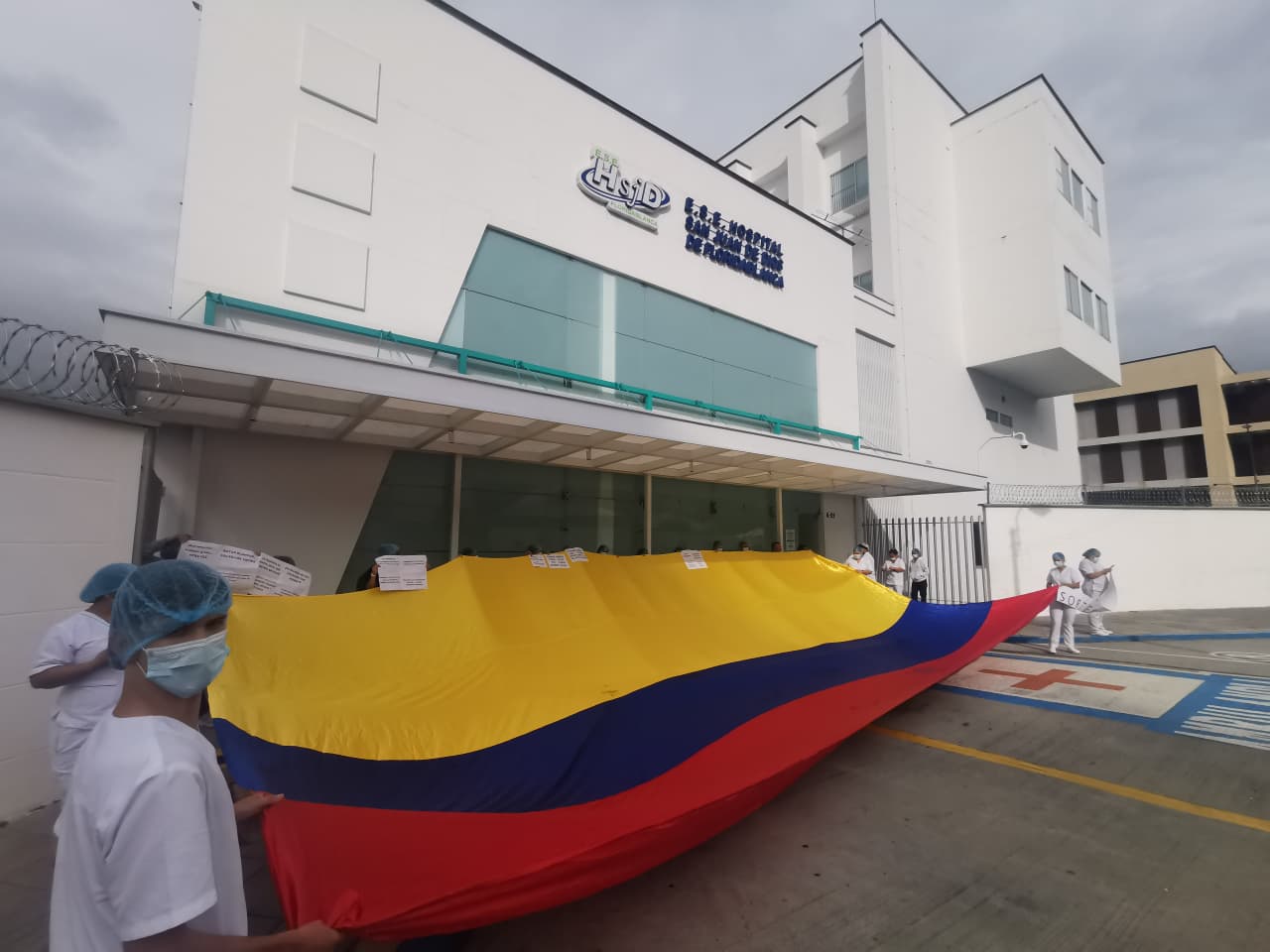 Protesta frente al hospital de Floridablanca: Trabajadores exigen el pago de sus salarios. Foto: Suministrada. 