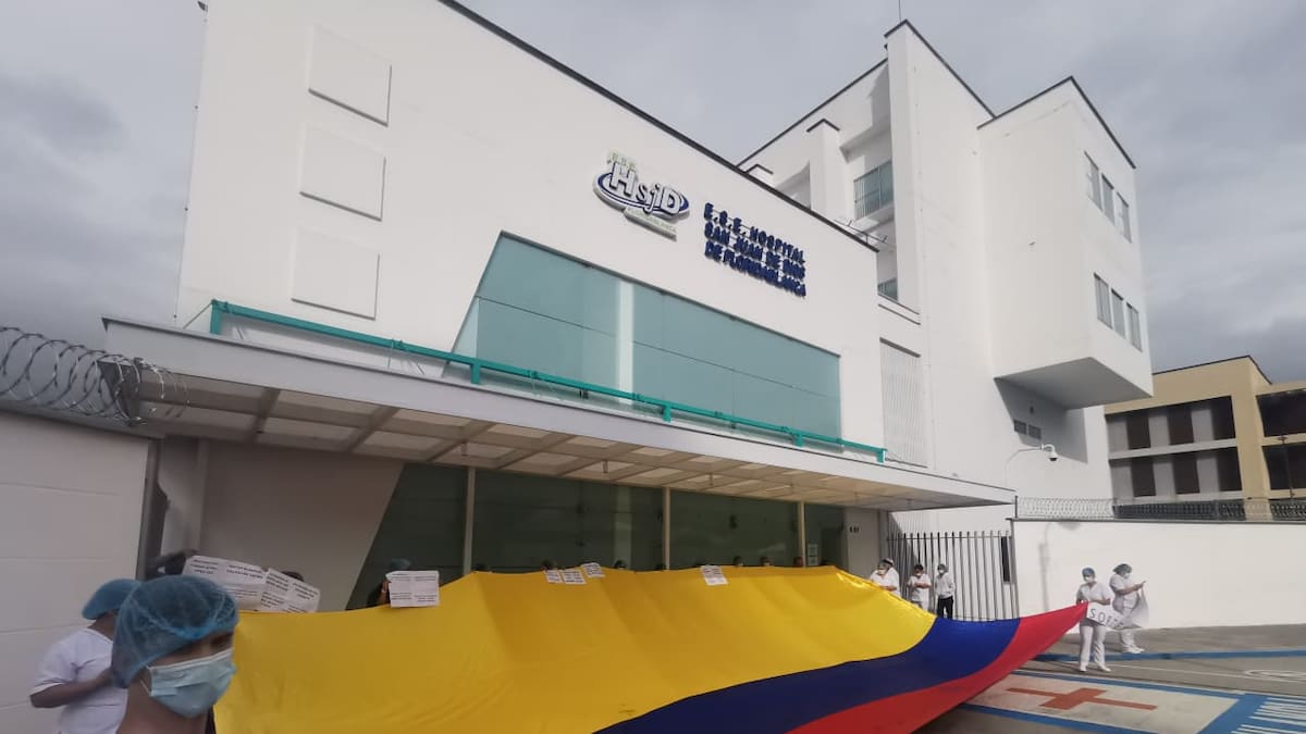 Protesta frente al hospital de Floridablanca: Trabajadores exigen el pago de sus salarios
