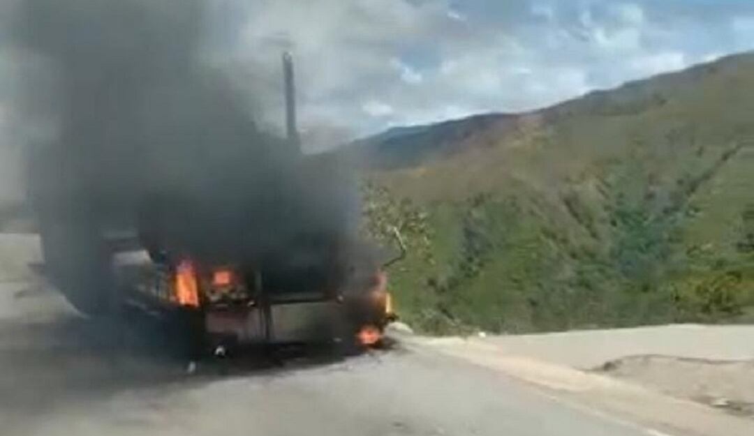 Quema de vehículo en la carretera Ocaña 