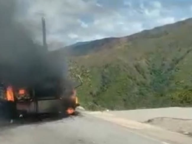 Quema de vehículo en la carretera Ocaña