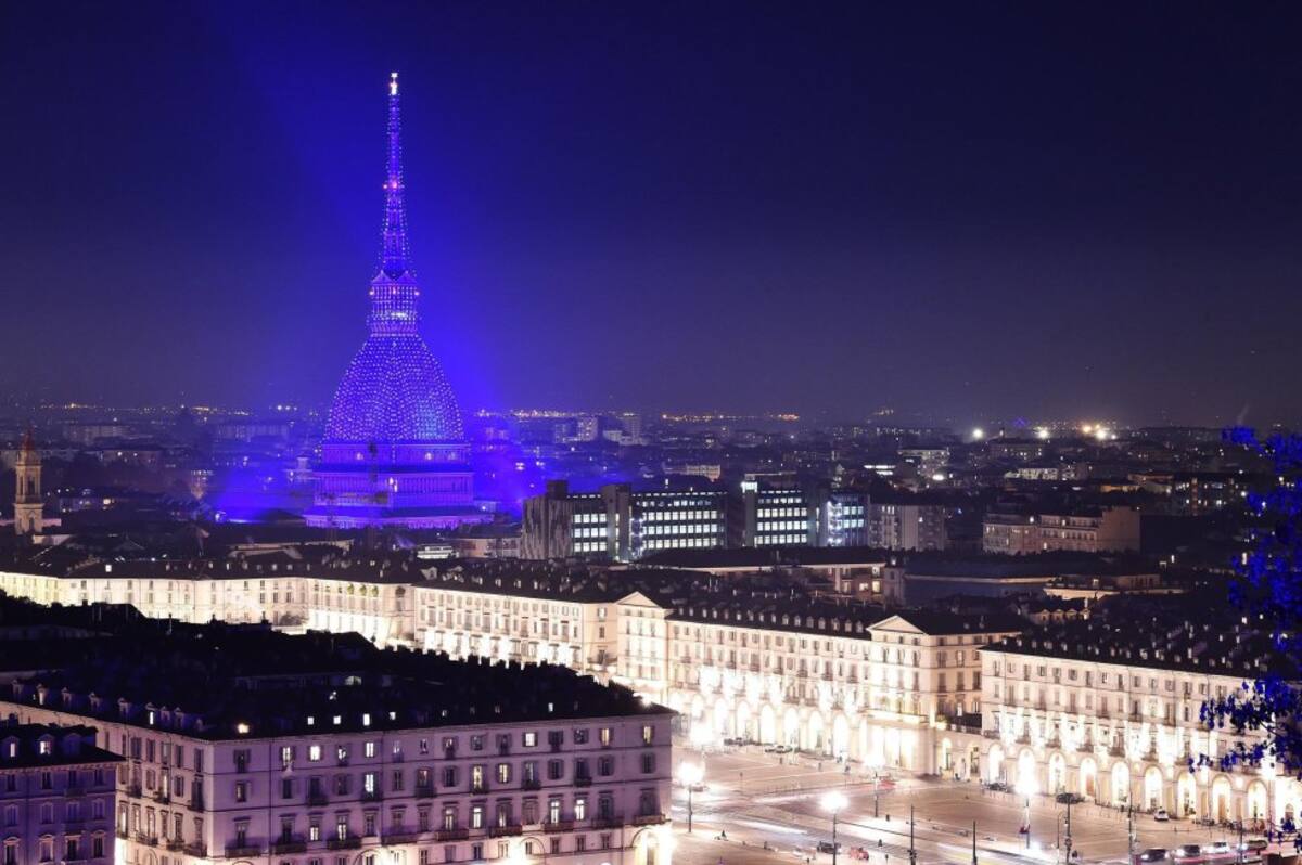 El edificio Mole Antonelliana aparece iluminado con motivo de la llegada de la Navidad, en Turín (Italia)