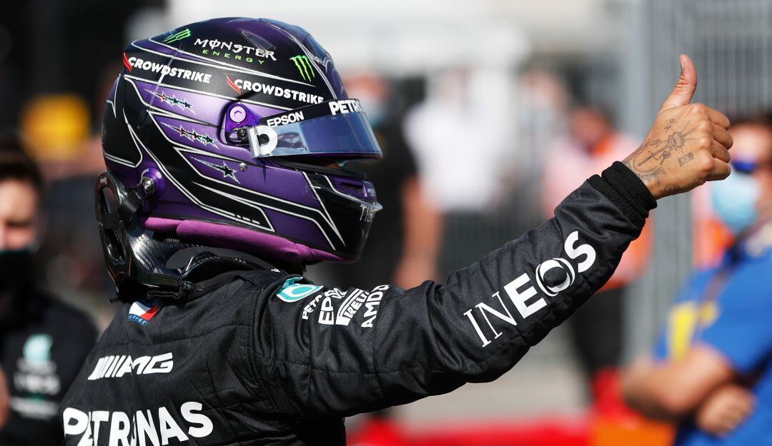 Lewis Hamlton festeja el tiempo más rápido en el GP de Hungría.