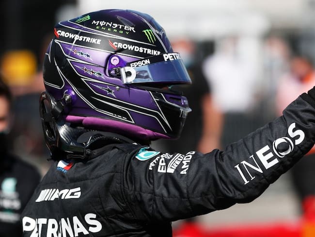 Lewis Hamlton festeja el tiempo más rápido en el GP de Hungría.