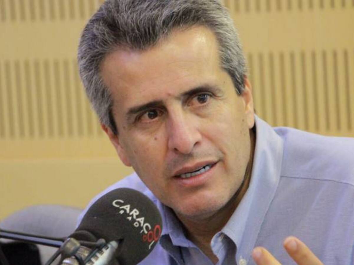 Luis Fernando Velasco renunció a la consulta Liberal