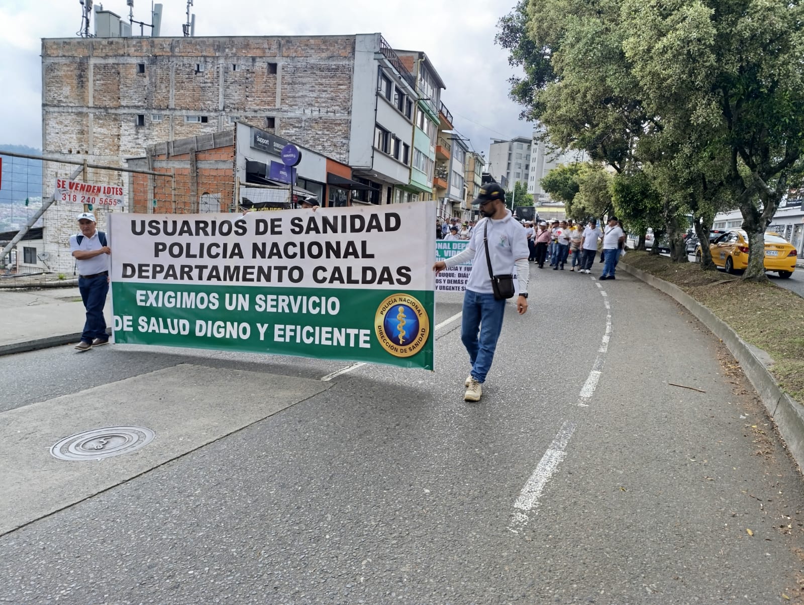 Los usuarios de sanidad de la policía marcharon desde el Parque de la Mujer hasta la Plaza de Bolívar en Manizales.
