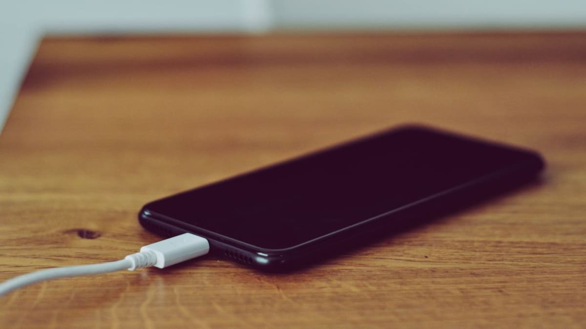 ¿Fin a la carga del celular? Crean batería "eterna"