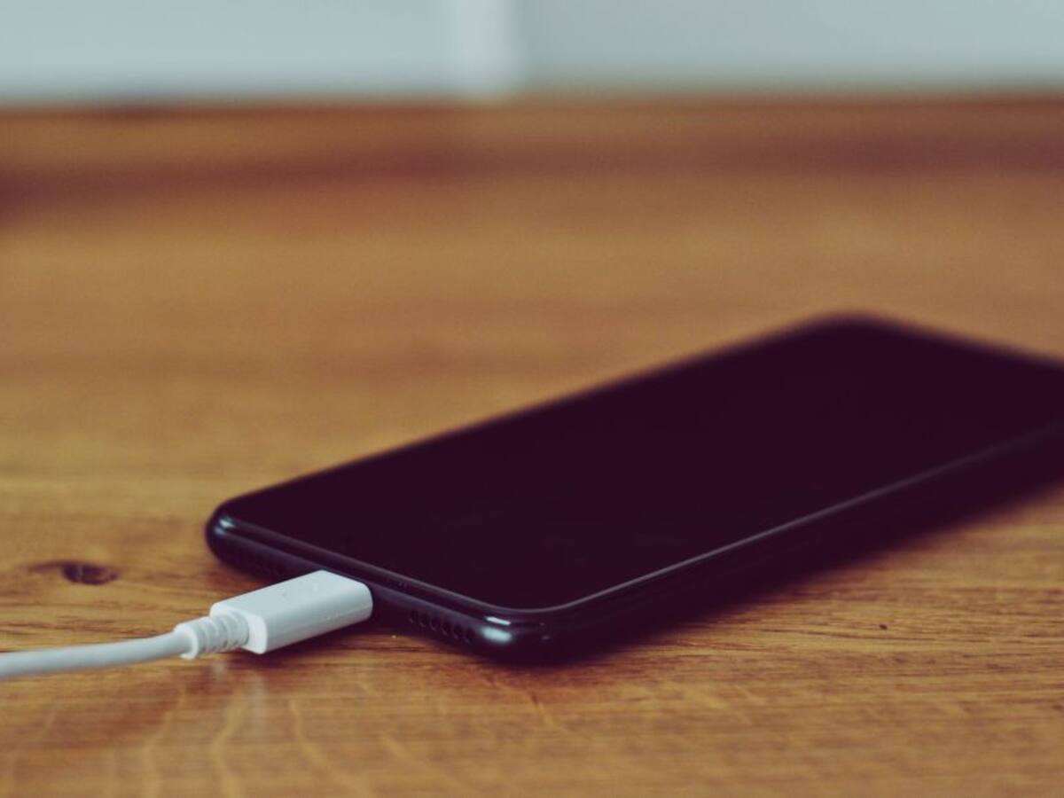 ¿Fin a la carga del celular? Crean batería "eterna"