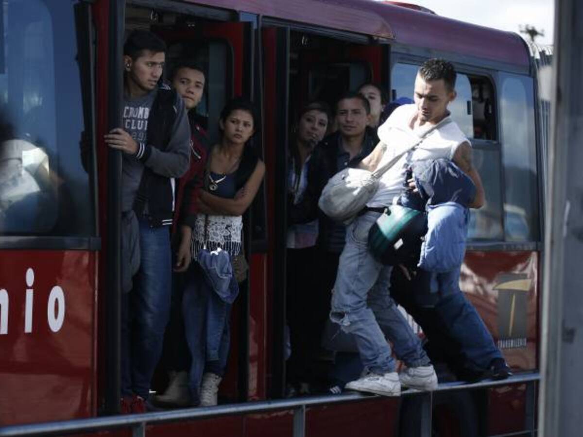 Policía ha impuesto más de 6.000 comparendos a colados en Transmilenio en 2016