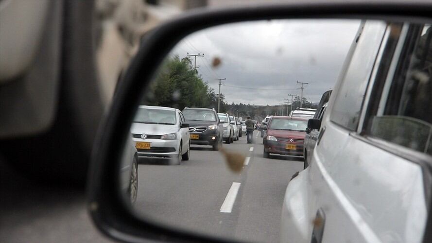 La vía Medellín–Manizales, en el punto del puente de Irra, tuvo que ser cerrada total e indefinidamente. Foto: Colprensa