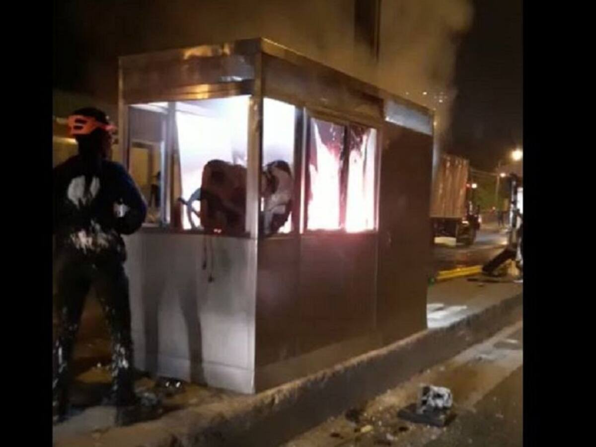 Un grupo de personas destruyó el peaje de Niquía en el municipio de Bello