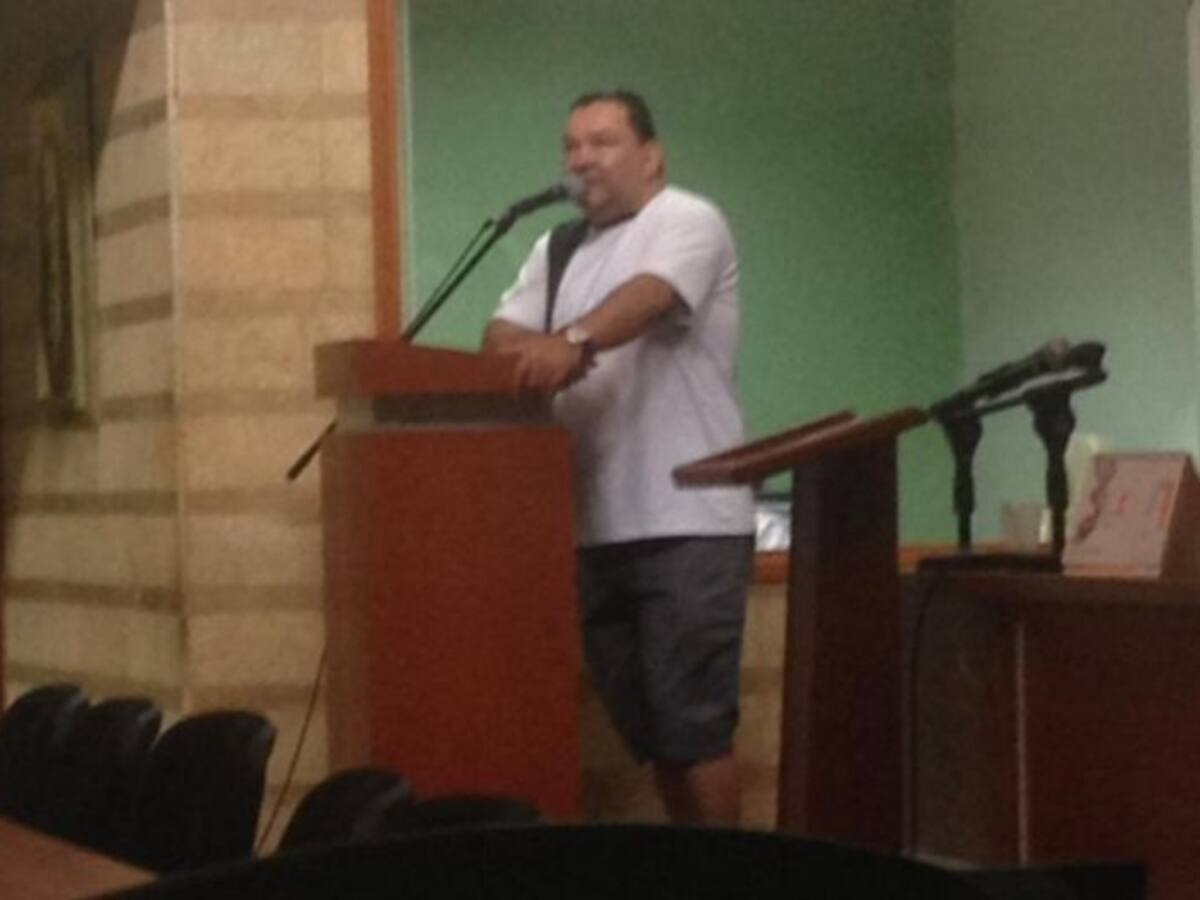 En bermudas y chanclas se presentó aspirante a secretario concejo Armenia