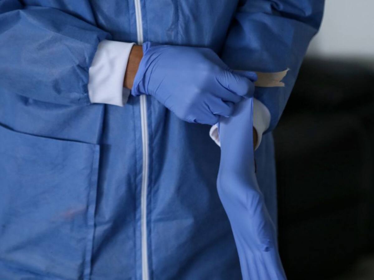 Reclusas de la cárcel de Sogamoso confeccionan trajes médicos por pandemia