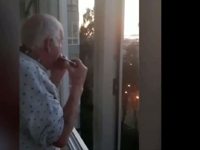 Abuelito con alzheimer cree que aplausos en calles son para él