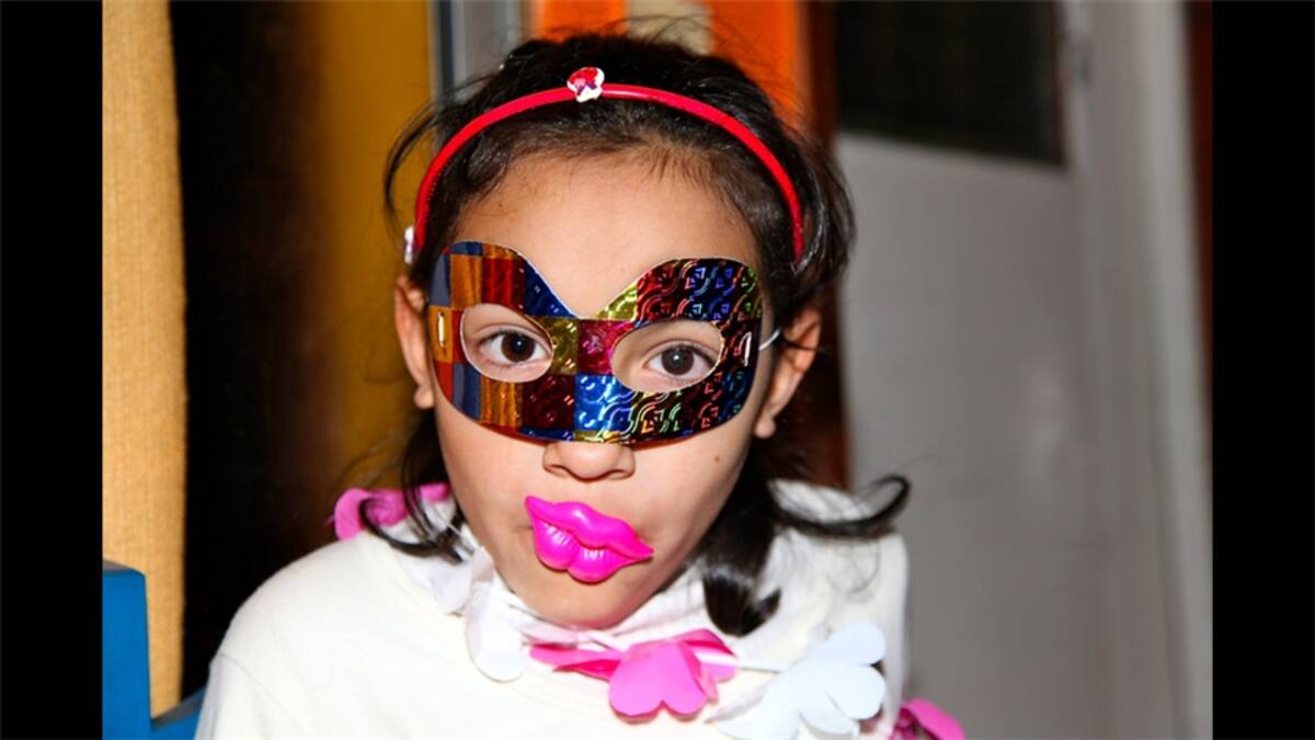 Yolanda Reinoso nos cuenta que a la salida del Castillo Bran en Rumania, los turistas compran estas máscaras hechas de suave cuero, que contrasta con la imagen mórbida que dan. Encajan bien con el castillo donde pasó un tiempo el hombre que inspiró el personaje de Drácula: Vlad Tepes.