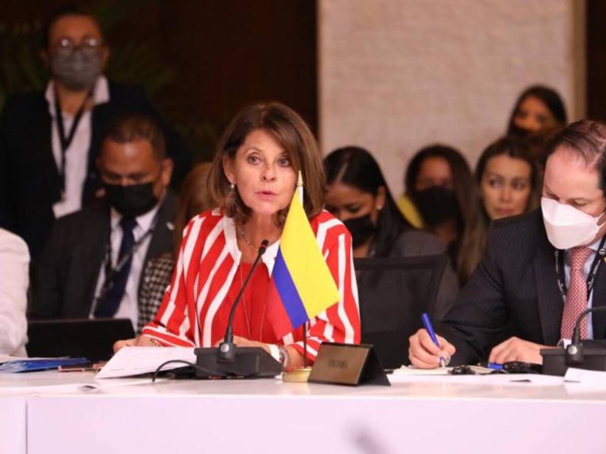 Denuncian a funcionarios en el exterior por manejo irregular de recursos y maltrato