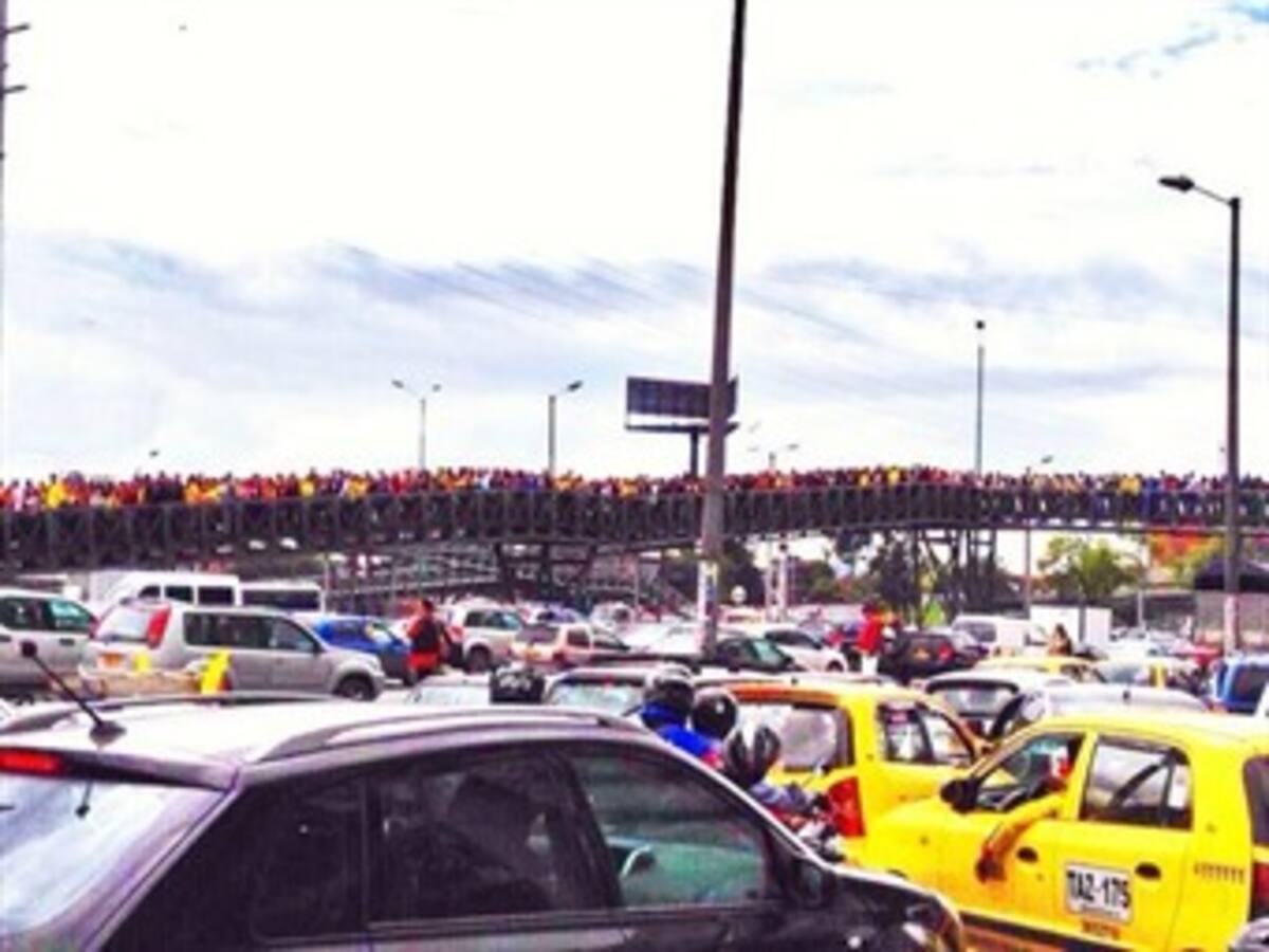 Hinchas que no pueden llegar a casa a ver el partido bloquean Transmilenio