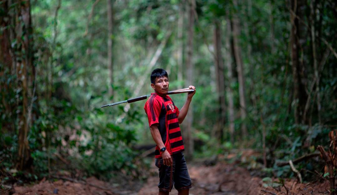 Un indígena patrulla las tierras de su comunidad en el Amazonas brasileño.                   Foto: Getty 