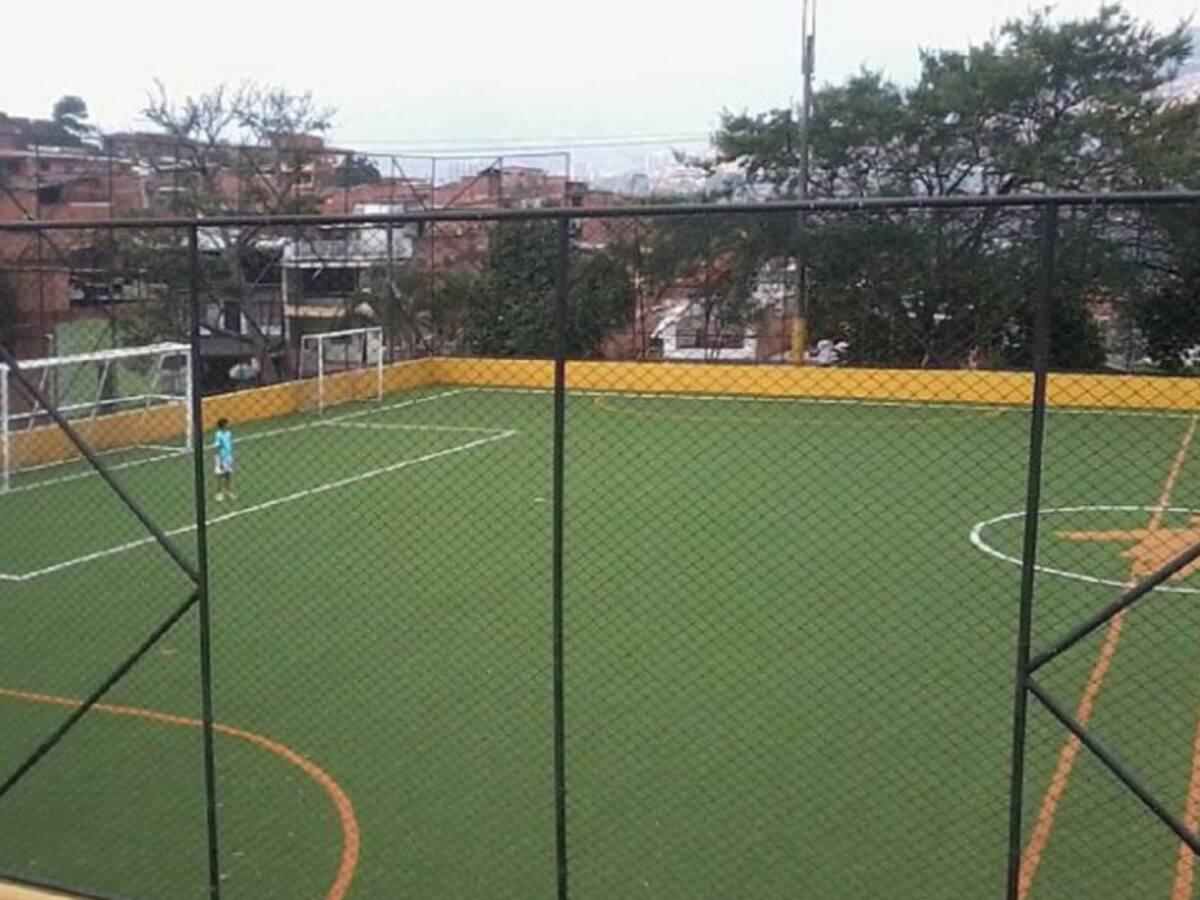 Sancionan a 42 personas que jugaban fútbol en cancha al norte de B/quilla