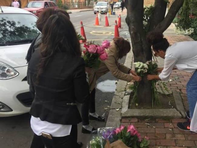 Vecinos de donde fue asesinada la menor encienden velas y llevan flores
