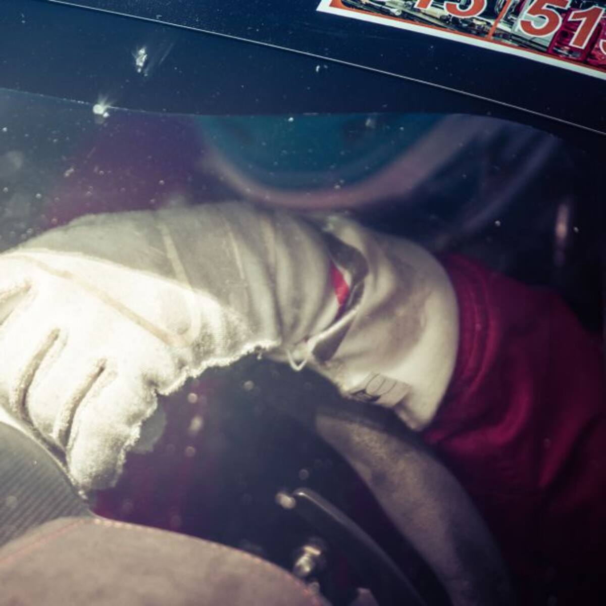 Insólito video: Rata aparece dentro de carro de un piloto en plena carrera