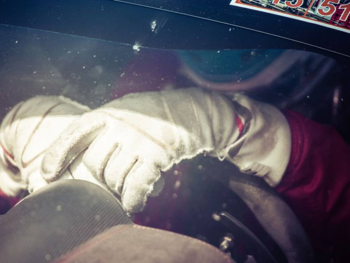 Insólito video: Rata aparece dentro de carro de un piloto en plena carrera