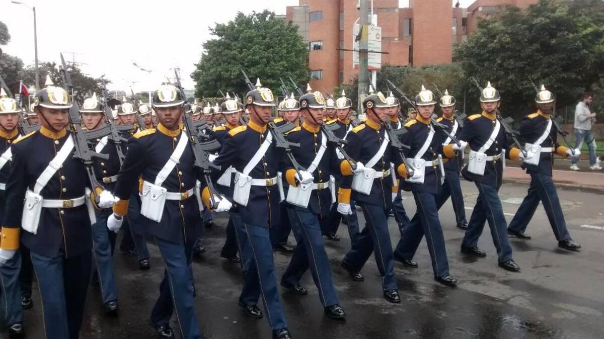 Miles de personas en todo el país se movilizan para observar los desfiles del 20 de julio.