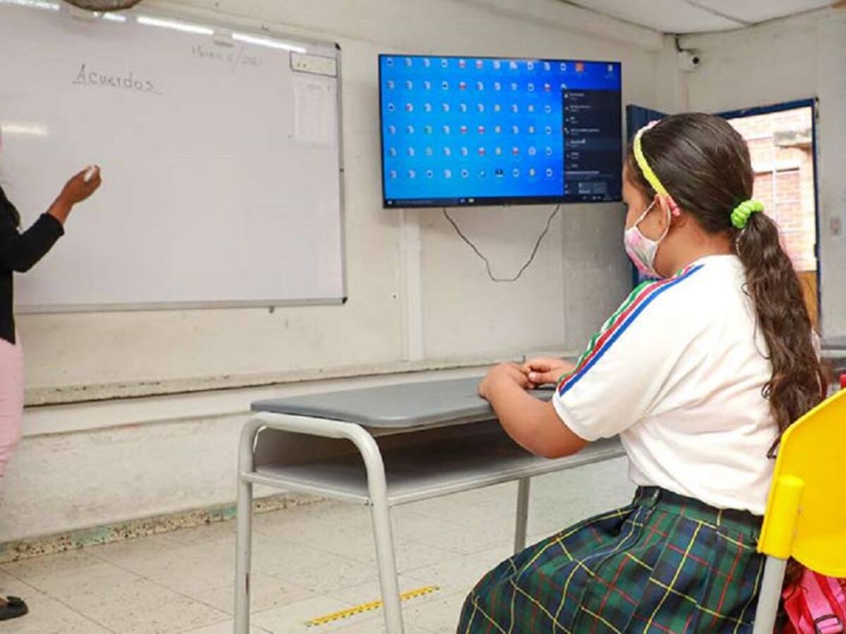 Más estudiantes regresarán a los salones el 15 de marzo