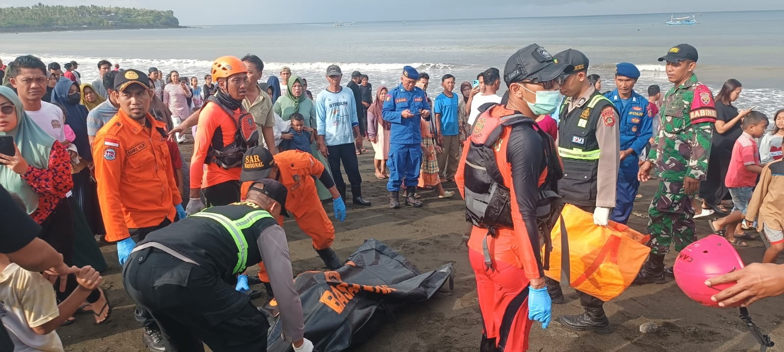 Ketapang (Indonesia), 03/07/2025.- A handout photo made available by the Indonesian National Search and Rescue Agency shows rescuers carrying a victim in a body bag, after a ferry capsized in the waters off of the Bali strait in Ketapang, Indonesia, 03 July 2025. Indonesian rescuers were searching for at least 61 people missing after a ferry sank on its way to the resort island of Bali, a local search and rescue agency said. EFE/EPA/Indonesian National Search and Rescue Agency / HANDOUT HANDOUT EDITORIAL USE ONLY/NO SALES