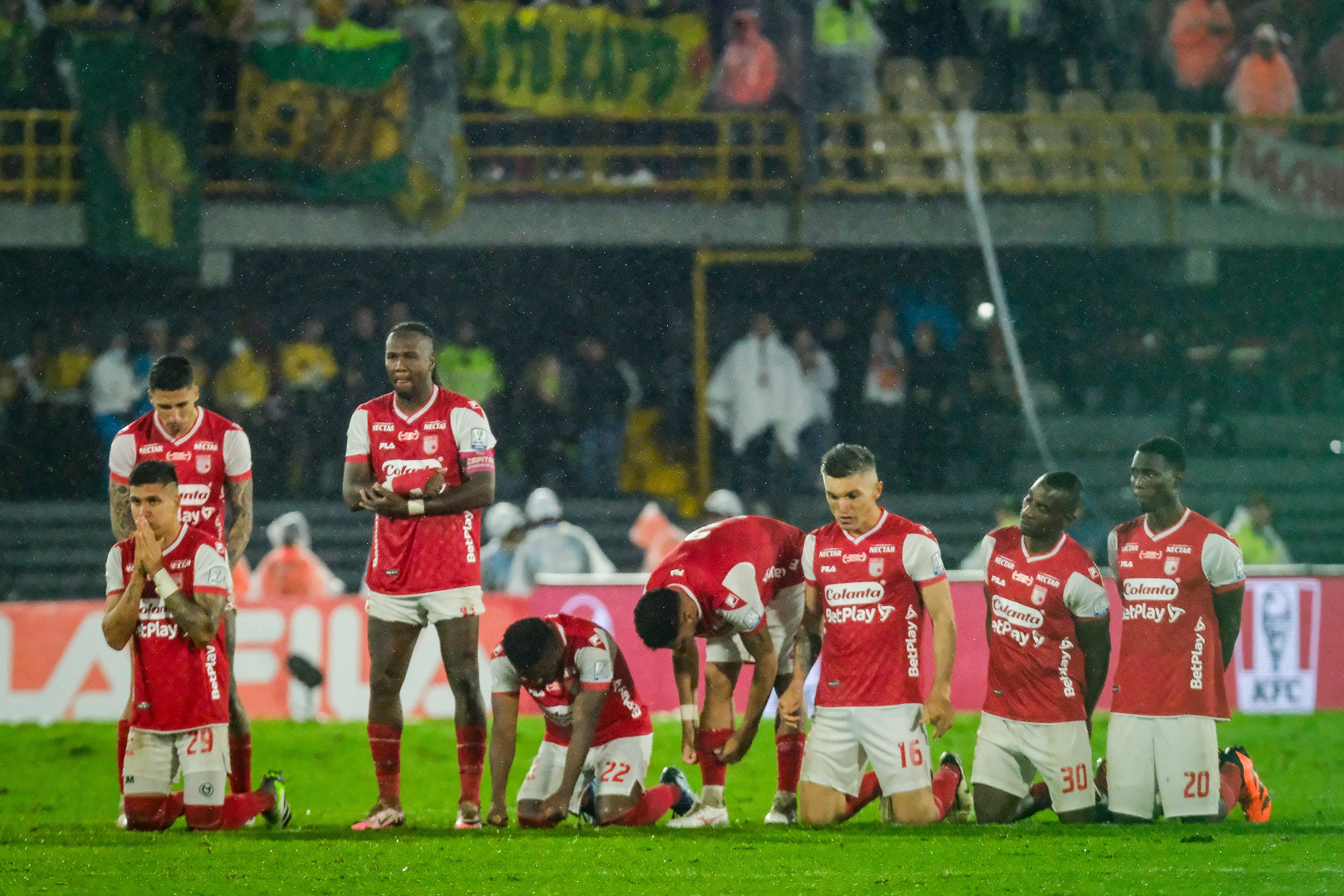 Santa Fe en la definición desde el punto penalti ante el Bucaramanga. (Colprensa - Mariano Vimos)