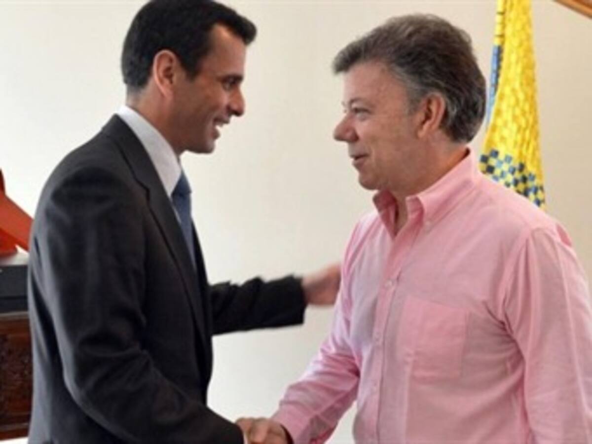 Santos sí le anunció a Maduro que se reuniría con Capriles