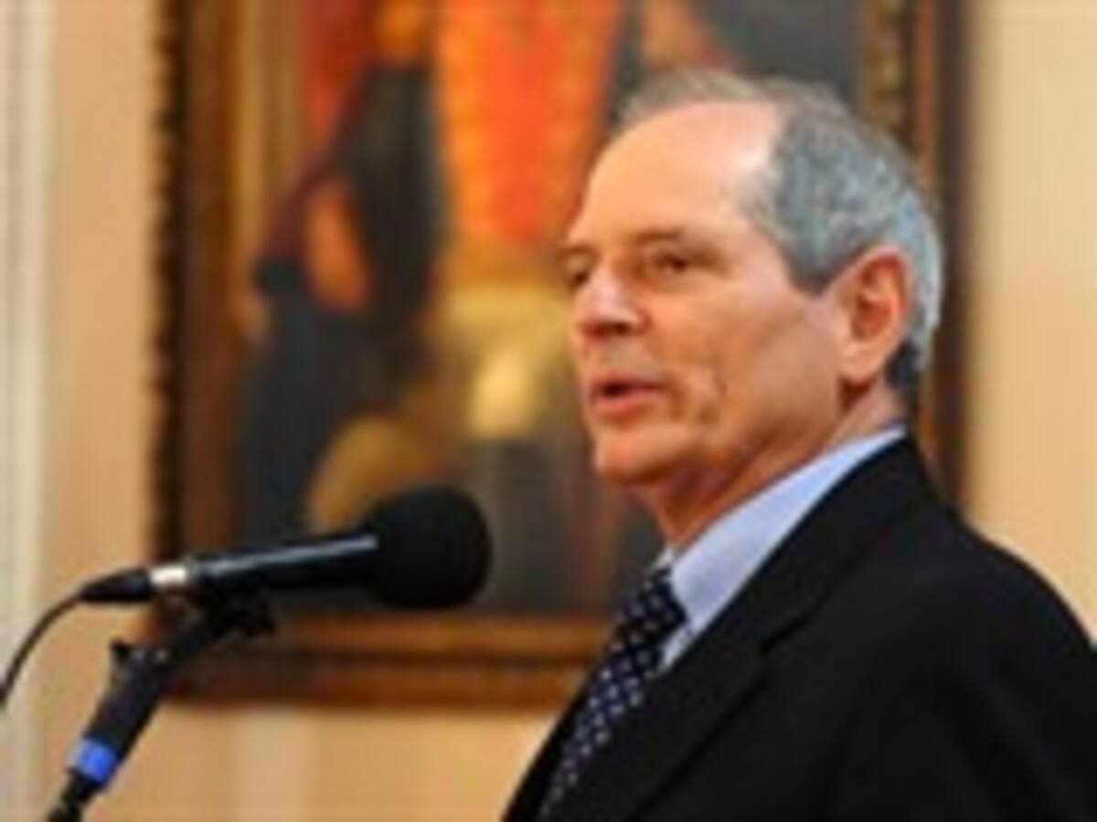 Plazo de gracia da el gobierno a expendedores de gasolina para que apliquen la rebaja de $400. Hernán Martínez, ministro de Minas