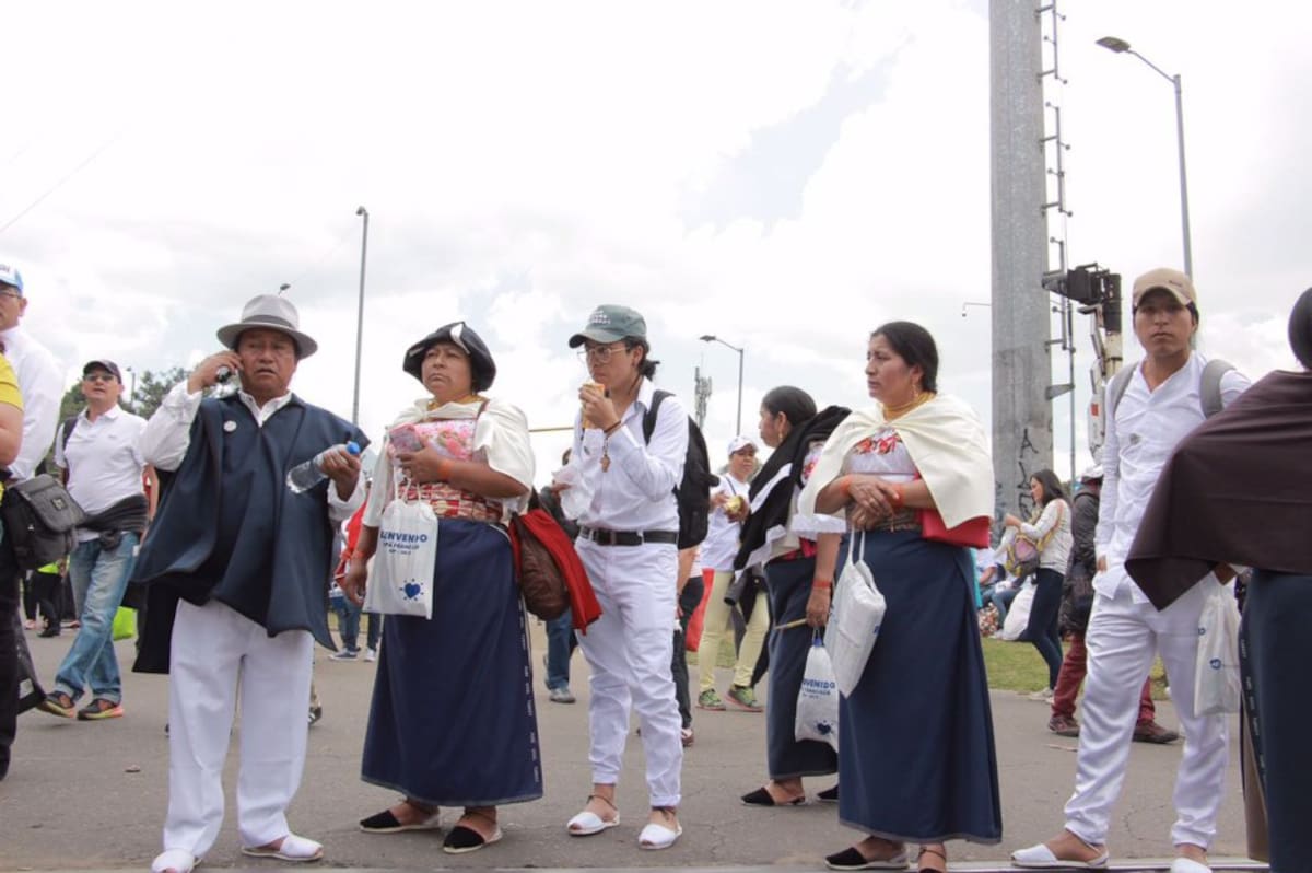 Indígenas llegan al Parque Simón Bolívar.