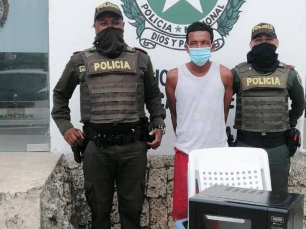 Delincuente capturado en Flagrancia, tras hurtar establecimiento comercial