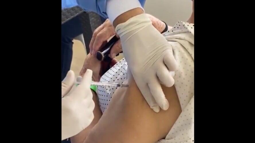 “Se debe esperar a que los entes competentes investiguen y tomen las medidas”: Olga Caballero, secretaria de Salud de Santander, sobre vacuna mal aplicada a una adulta mayor. Foto: Captura de video