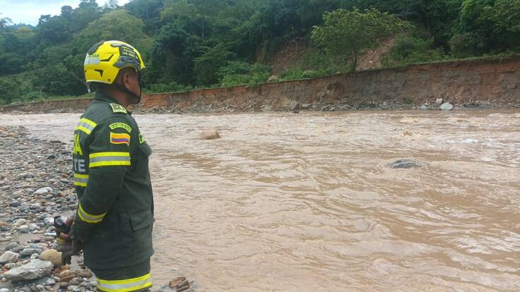 ¡Milagro! rescatan a gemelos arrastrados por el río de Oro