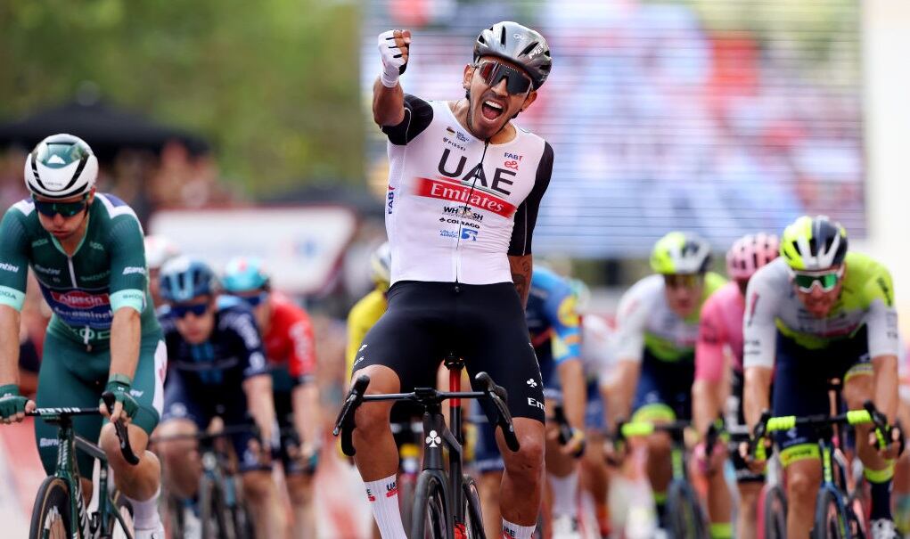 Juan Sebastián Molano celebra su victoria en la etapa 12 de la Vuelta España (Photo by Alexander Hassenstein/Getty Images)