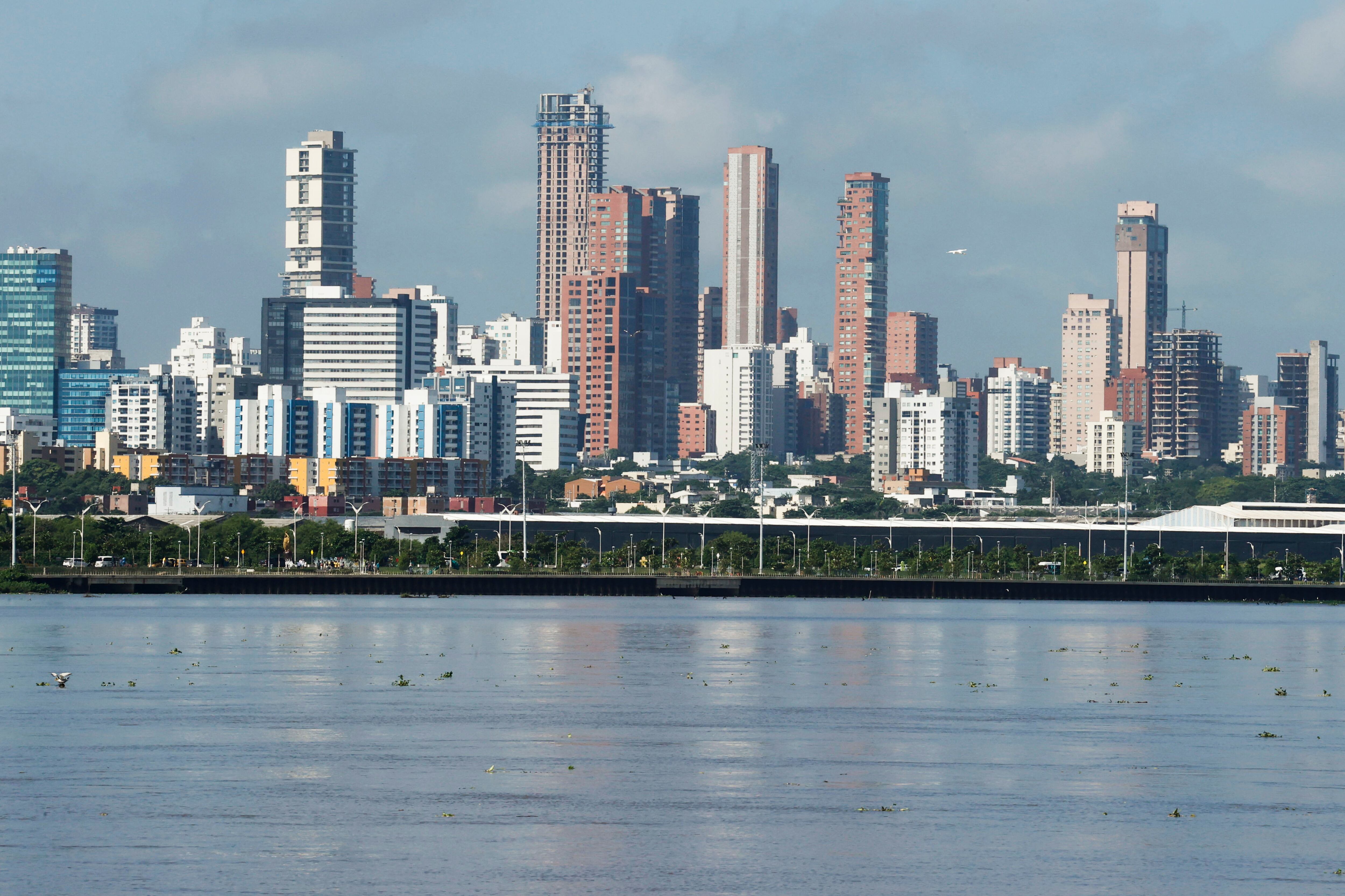 -FOTODELDÍA- AME9143. BARRANQUILLA (COLOMBIA), 19/11/2024.- Fotografía de Barranquilla este martes durante un recorrido por el río Magdalena en la embarcación Karakali, a su paso por Barranquilla (Colombia). EFE/ Mauricio Dueñas Castañeda