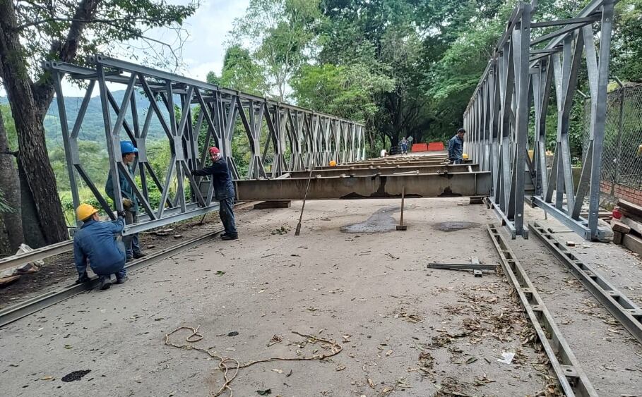Instalación del puente provisional sobre la vía Sardinata - Ocaña. / Foto: Invías.