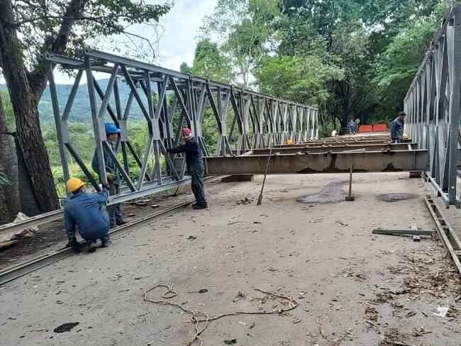 Instalación del puente provisional sobre la vía Sardinata - Ocaña. / Foto: Invías.