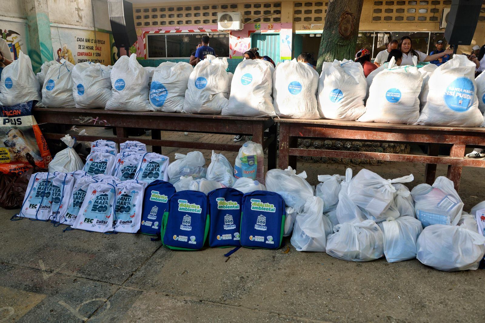 Continúa la entrega de ayudas humanitarias en barrios afectados por el frente frío en Santa Marta/ Alcaldía de Santa Marta.