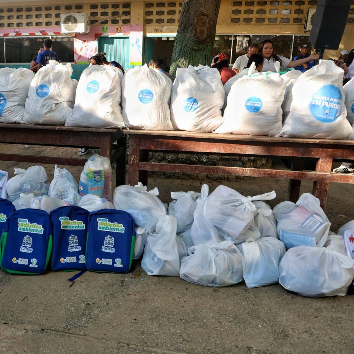 Continúa la entrega de ayudas humanitarias en barrios afectados por el frente frío en Santa Marta