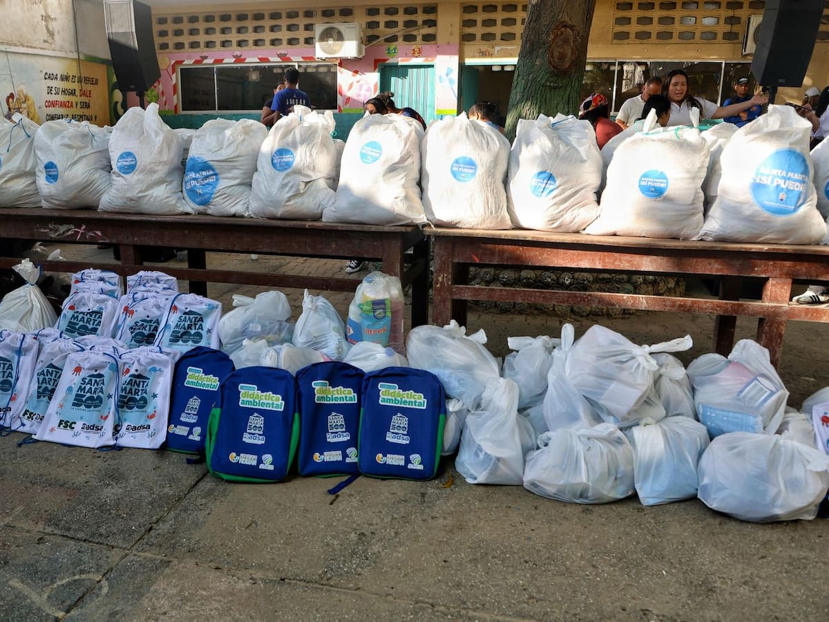 Continúa la entrega de ayudas humanitarias en barrios afectados por el frente frío en Santa Marta