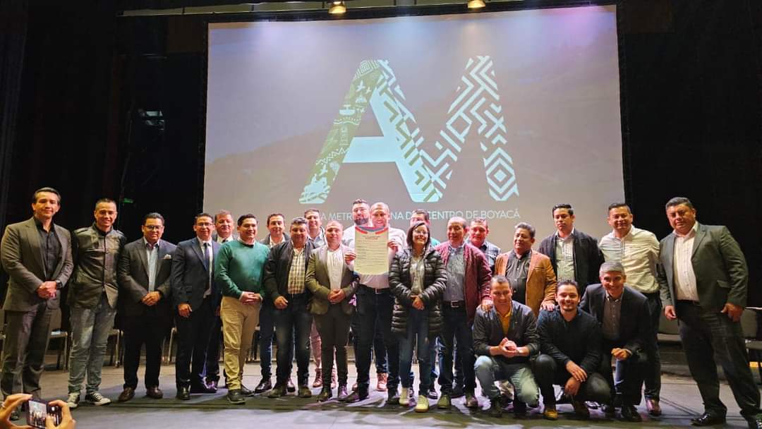 Los 19 alcaldes que conformarán el Área Metropolitana firmaron este martes 16 de abril el acuerdo de voluntades en el teatro Bicentenario de Tunja (Boyacá) / Foto: Suministrada.